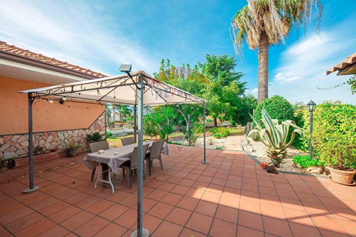 Casa con 10 locali in vendita in Via degli Oleandri, Valverde