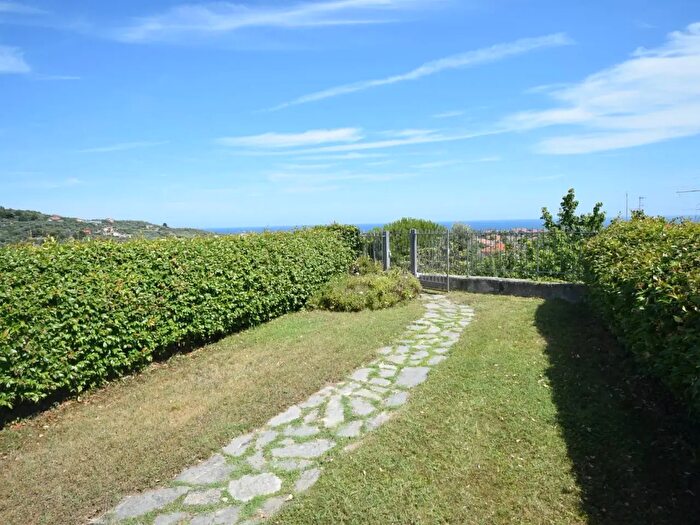 Appartamento bilocale in vendita in Via Besusta, Diano Castello
