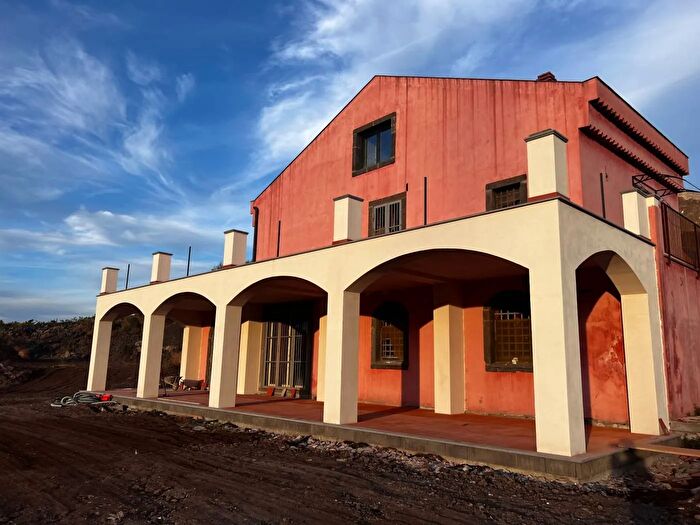 Casa con 12 locali in vendita in Castiglione Di Sicilia