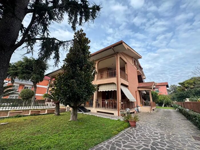 Casa con 8 locali in vendita in Viale della Repubblica, Marino