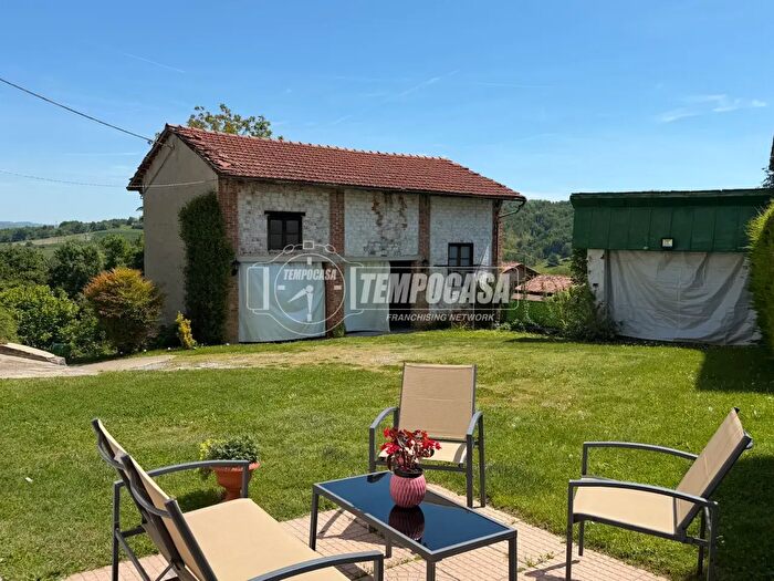 Casa con 9 locali in vendita in Località San Teobaldo, Niella Tanaro