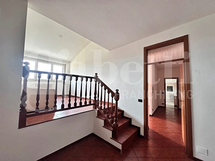 Appartamento trilocale in vendita in Via Puccini, Erba