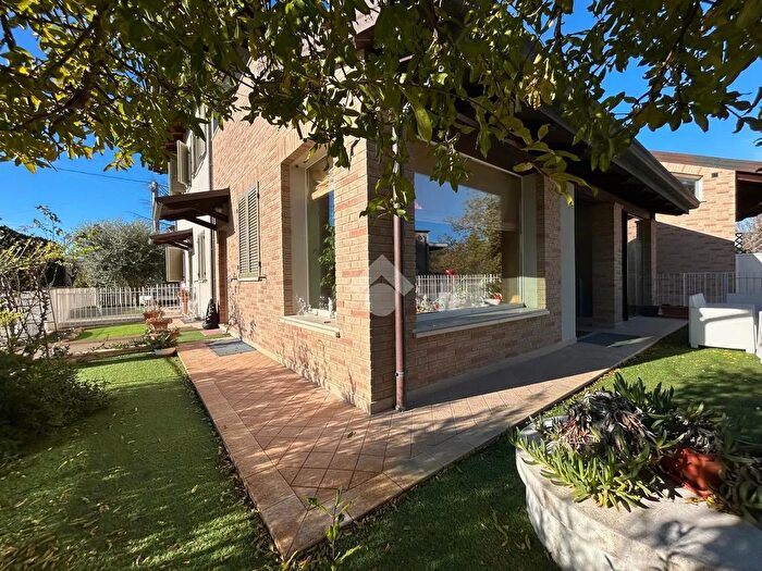 Appartamento con 5 locali in vendita in Via Cattaneo, Gabicce Mare