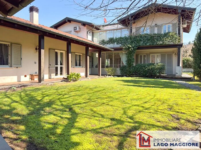 Casa con 7 locali in vendita in Via Eugenio Montale, Travedona Monate