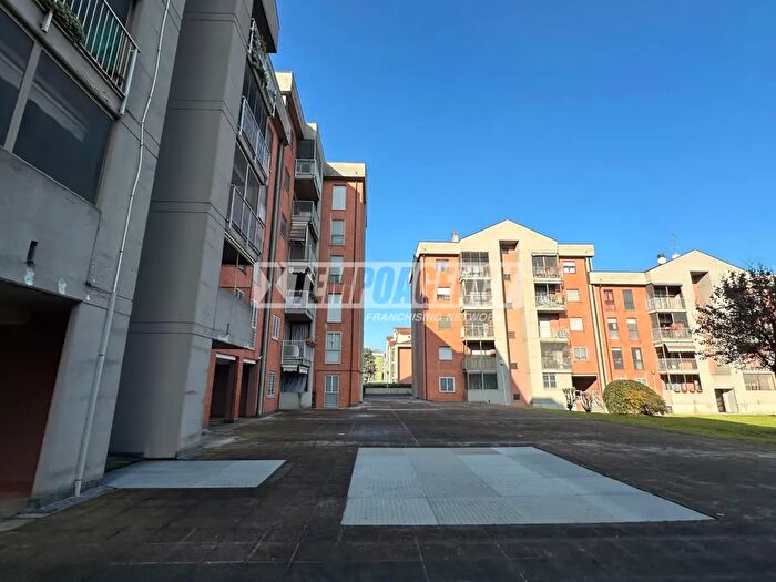 Appartamento trilocale in vendita in Via Cavallotti, Rozzano