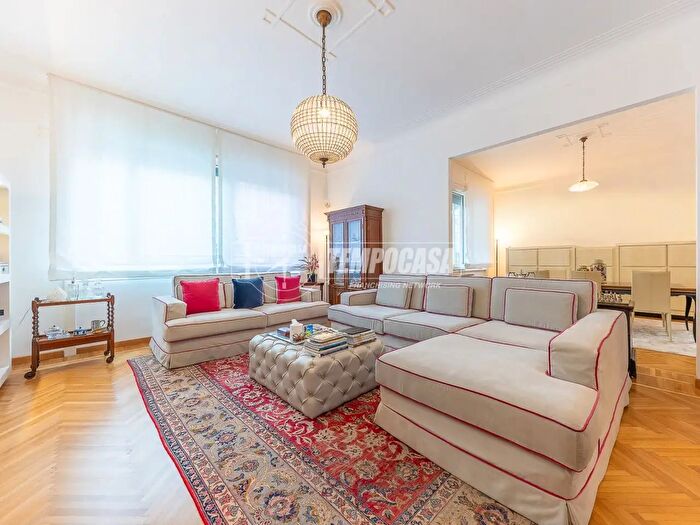 Appartamento con 5 locali in vendita in Viale delle Medaglie dOro, Roma