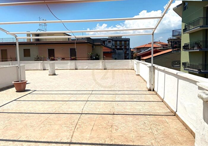 Casa con 6 locali in vendita in Via Monfalcone, Acireale