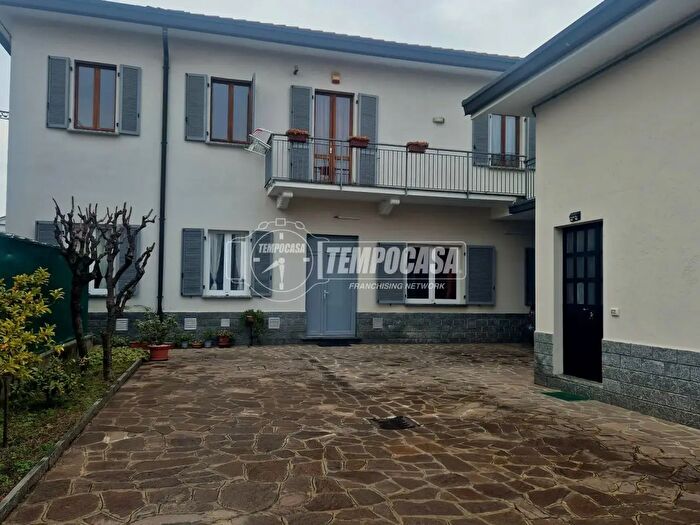 Appartamento quadrilocale in vendita in Via Montello, Cabiate