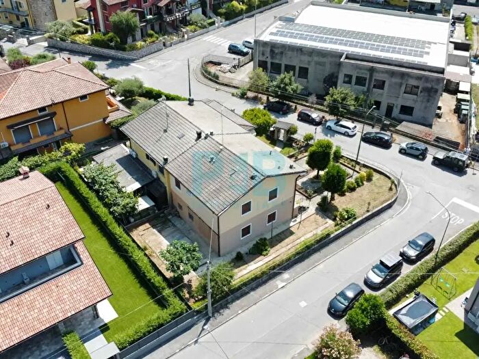 Casa con 7 locali in vendita in Via Albera, Concesio