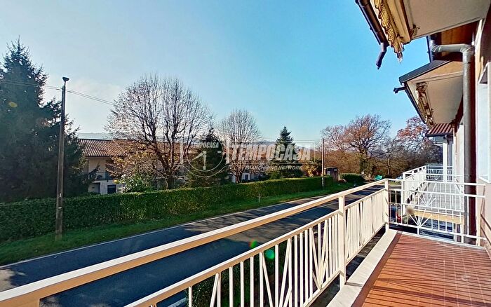 Appartamento trilocale in vendita in Via Montorfano, Lipomo