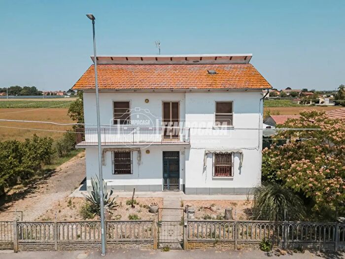 Casa con 8 locali in vendita in Via Renato Fabbri, Medicina