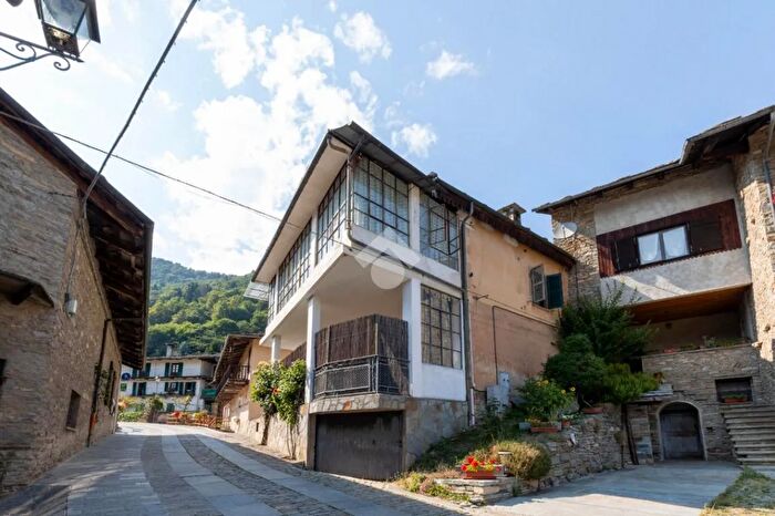 Casa con 7 locali in vendita in Via Vicolo Storto, Rora