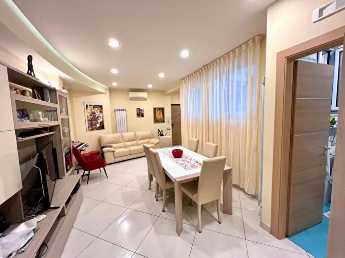 Appartamento trilocale in vendita in Via Po, Napoli