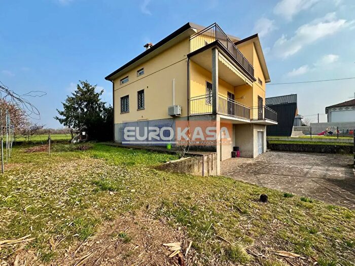 Casa con 6 locali in vendita in Via Crespi, Capriate San Gervasio