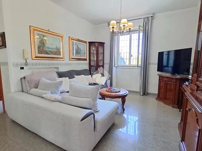 Appartamento trilocale in vendita in Via del Collettore Primario, Roma