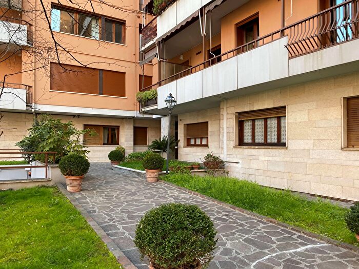 Appartamento con 6 locali in vendita in Zona Viali, Modena