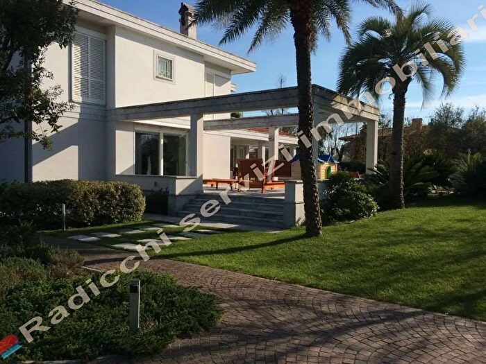 Casa con 6 locali in affitto in Via Ammiraglio Morin a, Forte Dei Marmi