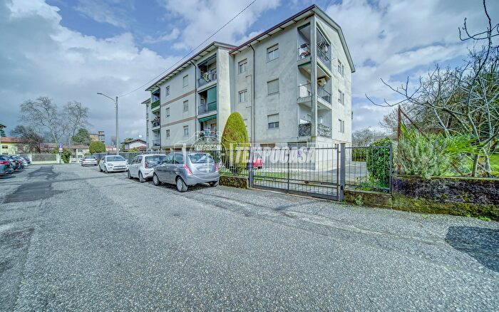 Appartamento quadrilocale in vendita in Via delle Peschiere, Azzate