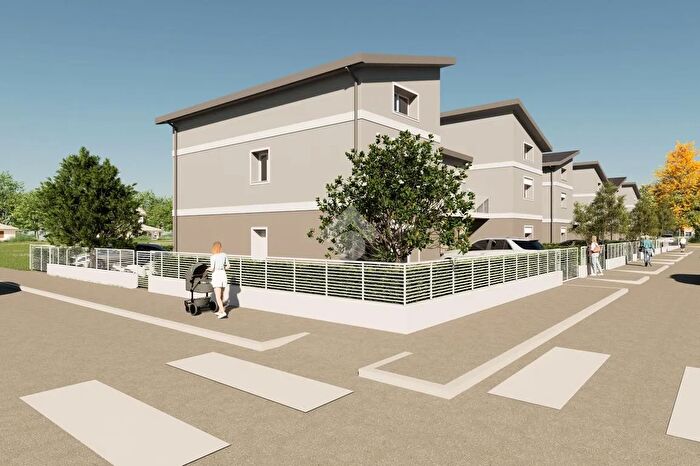 Casa con 6 locali in vendita in Largo Cantagalli, Russi