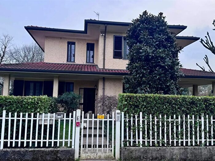 Casa con 12 locali in vendita in Via Petrarca, Lesmo