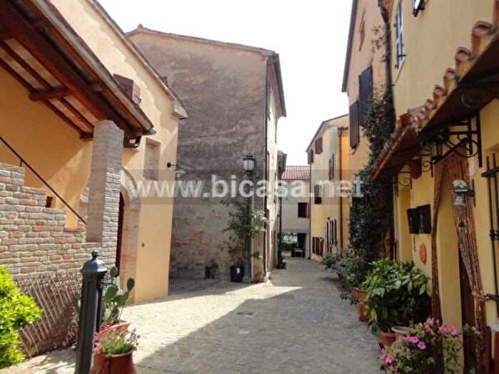 Casa con 6 locali in vendita in Via Castello, Tavullia