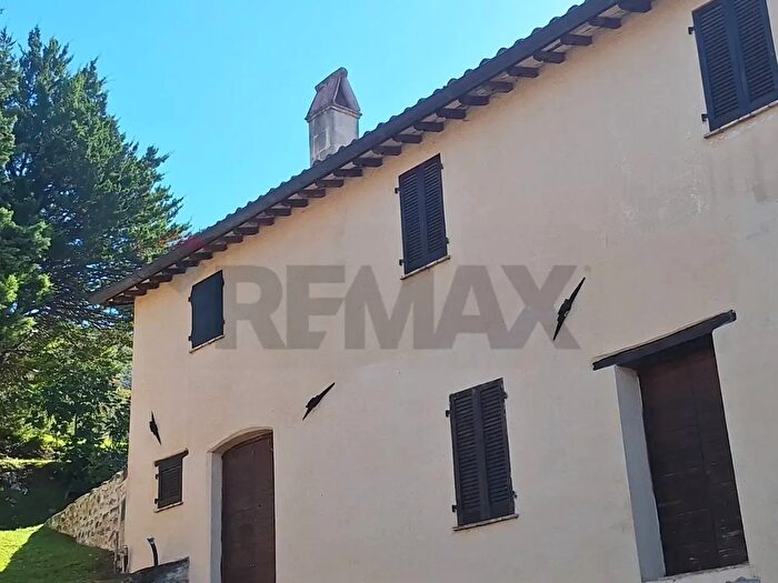 Casa quadrilocale in vendita in Foligno