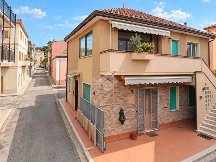 Appartamento quadrilocale in vendita in Via Napoli, Roseto Degli Abruzzi