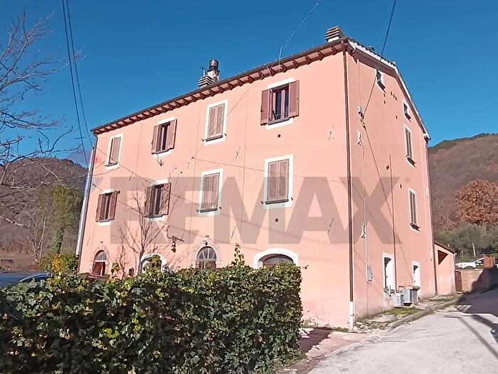 Casa con 13 locali in vendita in Via Borghetto, Fossato Di Vico