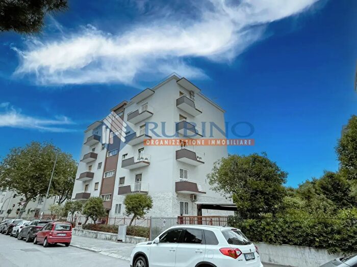 Appartamento con 5 locali in vendita in Piazza San Francesco dAssisi, Bari