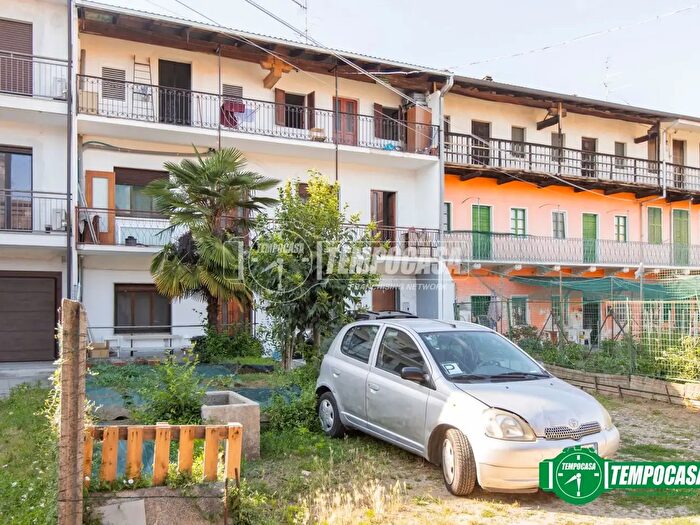 Casa quadrilocale in vendita in Via della Libertà, Bellinzago Novarese