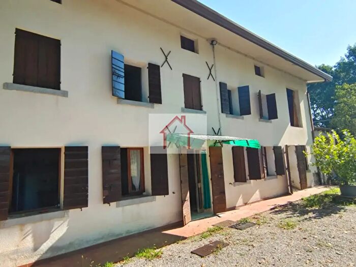 Casa con 6 locali in vendita in Giavera Del Montello