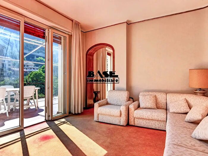 Appartamento con 5 locali in vendita in Via Bellinzona, Como