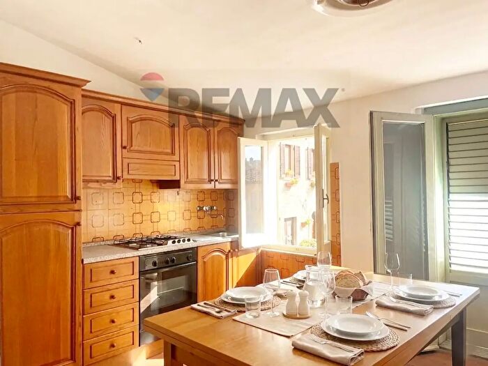 Casa con 11 locali in vendita in Via XX Settembre, Tonara