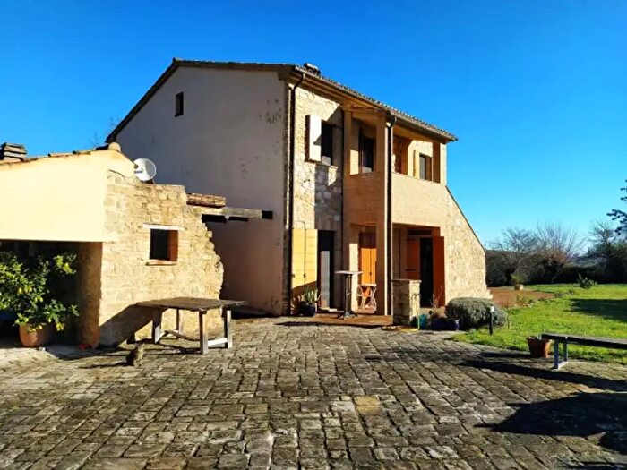 Casa con 6 locali in vendita in Treia