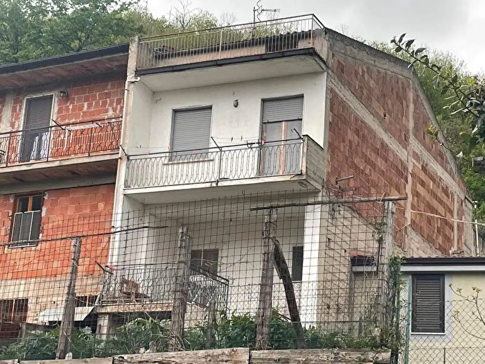 Casa trilocale in vendita in Via Castagne, Tramutola