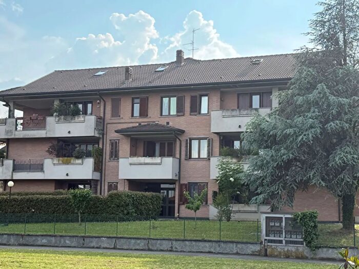Appartamento trilocale in vendita in Via dei Fiori, Cerro Al Lambro