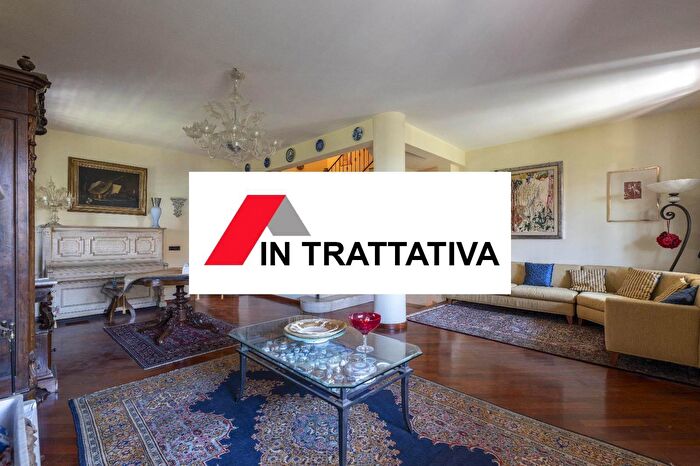 Casa con 8 locali in vendita in Catania