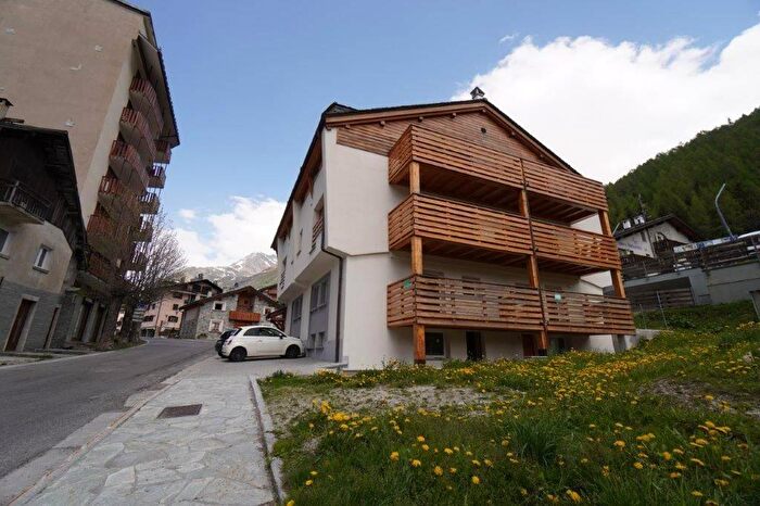 Appartamento trilocale in vendita in Via Innocente De Giacomi, Madesimo