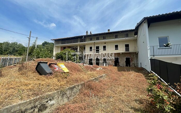Casa con 8 locali in vendita in Via Fraz Spineto, Castellamonte