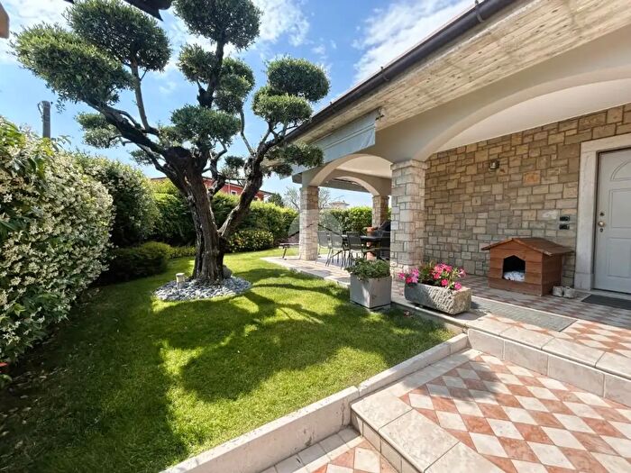 Casa quadrilocale in vendita in Via Bonomelli, Rovato