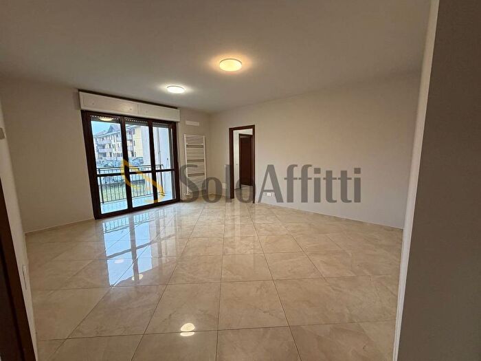 Appartamento quadrilocale in affitto in Via Gioacchino Rossini, Centro, Linarolo