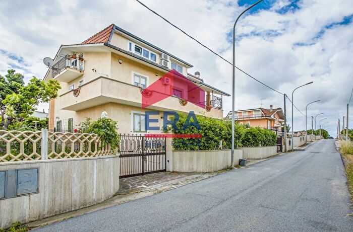 Appartamento quadrilocale in vendita in Via delle Gardenie, Pomezia