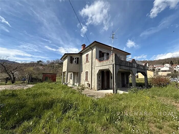 Casa con 7 locali in vendita in Via Canossa, Mulazzo
