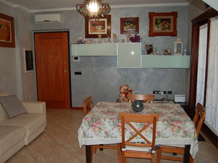 Appartamento trilocale in affitto in Via Mottola, Torre Gaia, Roma