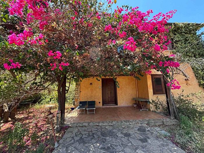 Casa trilocale in vendita in Campofelice Di Roccella