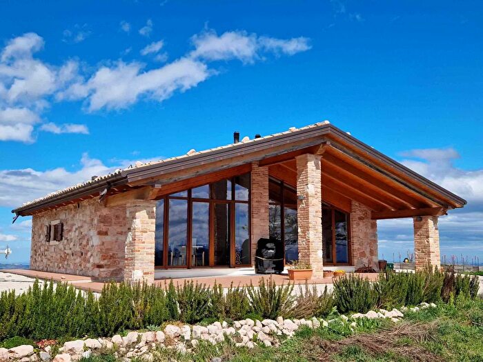 Casa con 7 locali in vendita in Villa Casalicchio SNC, Amandola