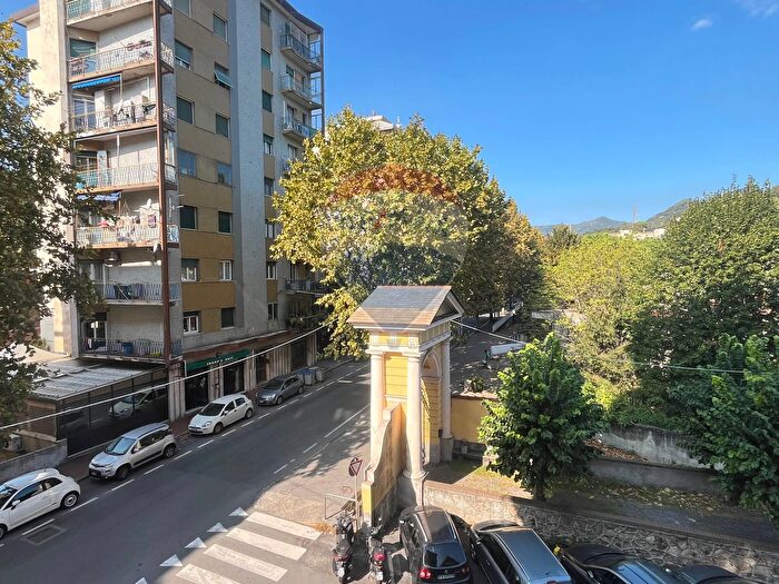Appartamento trilocale in vendita in Via Francesco Crispi, Savona
