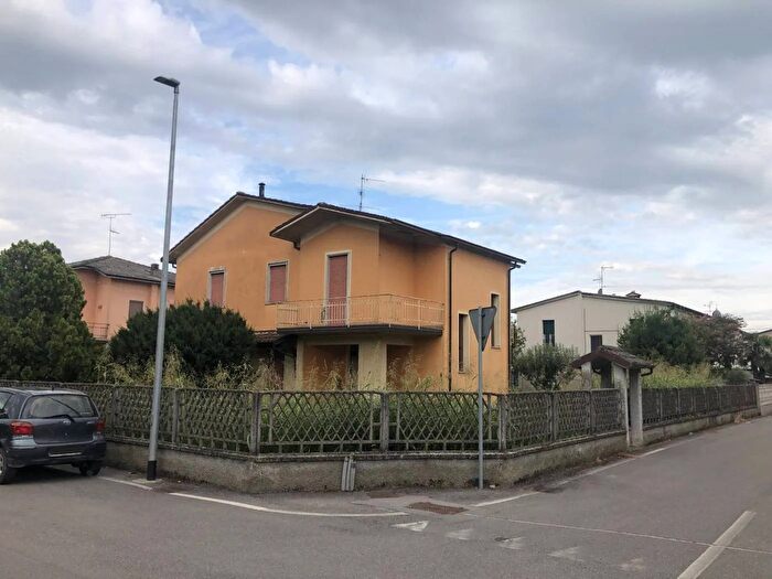 Casa con 5 locali in vendita in Via Giuseppe Verdi Salvirola, Salvirola
