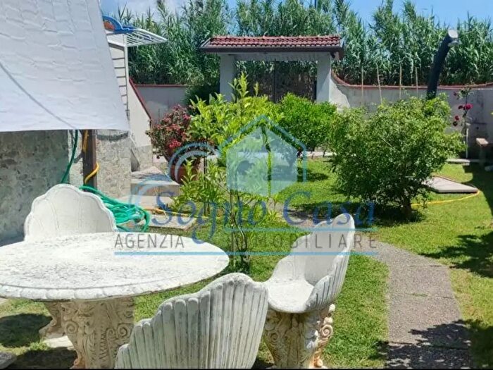 Casa con 5 locali in vendita in Luni