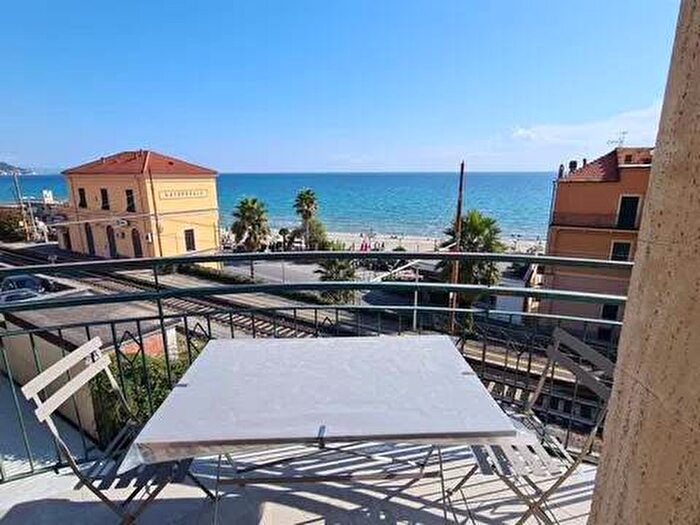 Appartamento quadrilocale in affitto in Laigueglia
